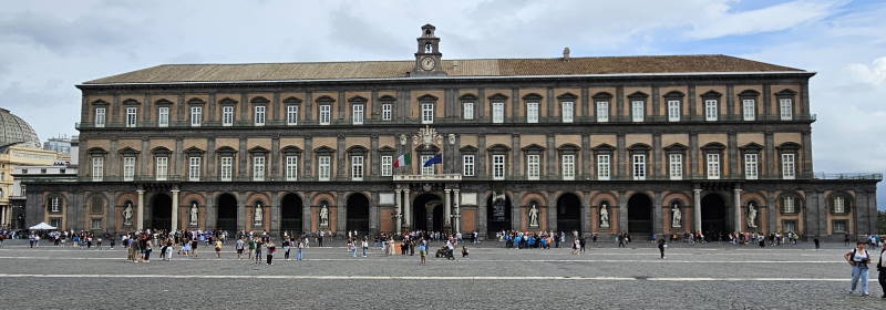 Napoli – Le statue del Palazzo Reale